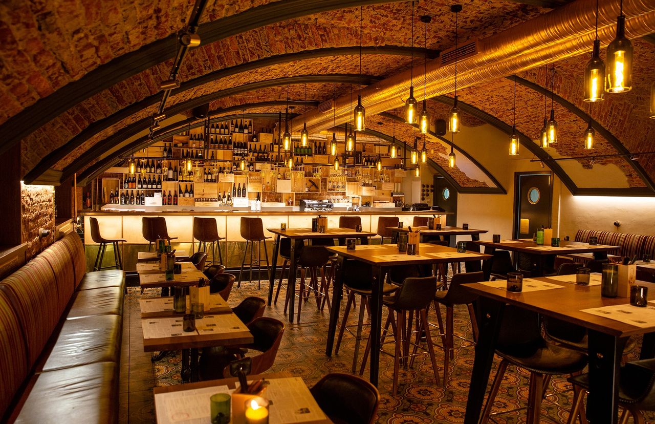 Upscale restaurant bar interior with liquor bottles illustrating Missouri retail liquor license by the drink requirements for food and beverage businesses 